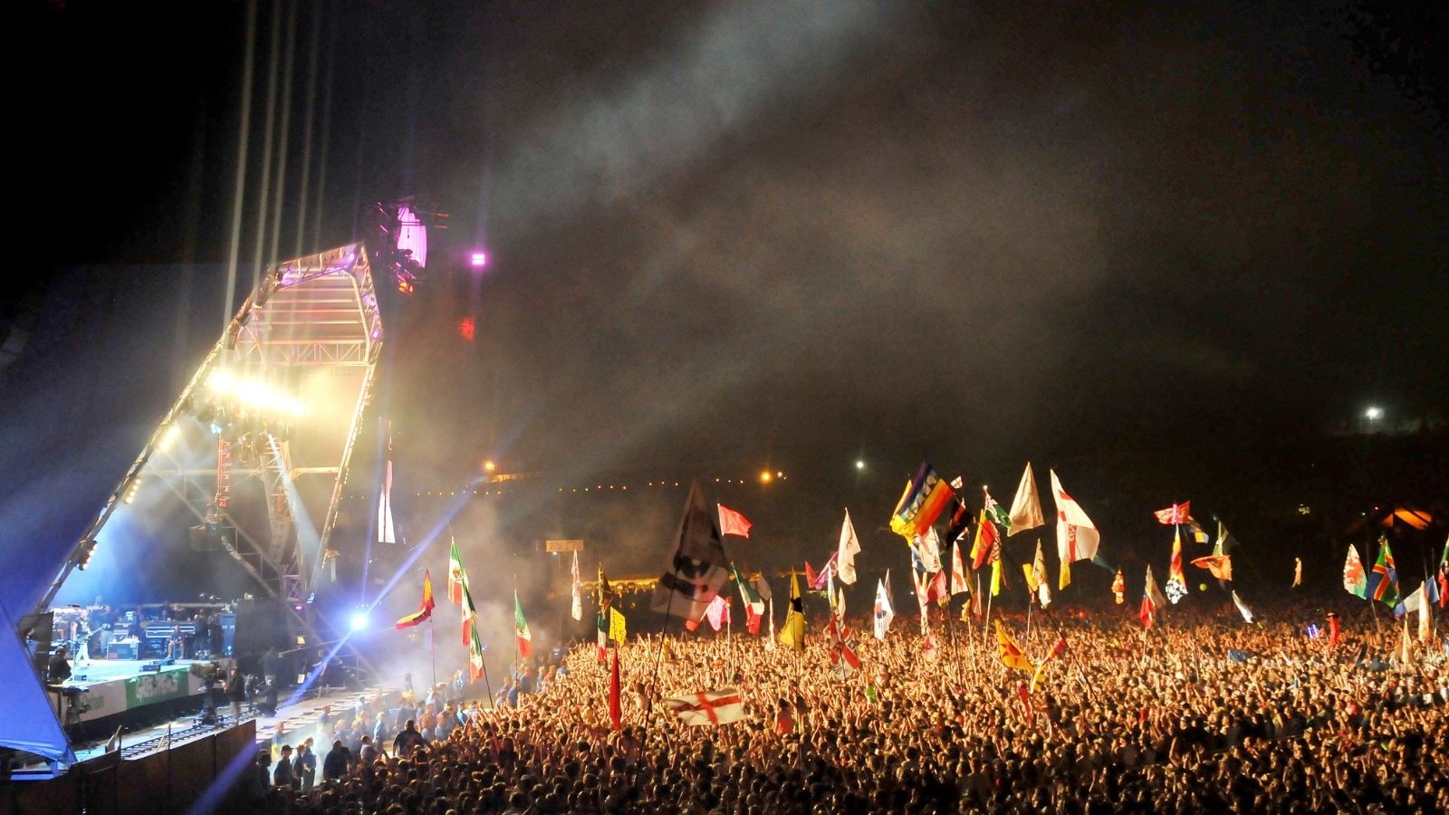 crowds at glastonbury